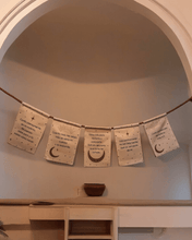 Cargar imagen en el visor de la galería, Banderines con frases de poder