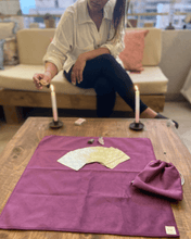 Cargar imagen en el visor de la galería, Paño y bolsito para la lectura de Oráculo y/o Tarot