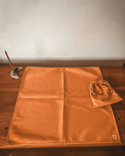 Cargar imagen en el visor de la galería, Paño y bolsito para la lectura de Oráculo y/o Tarot